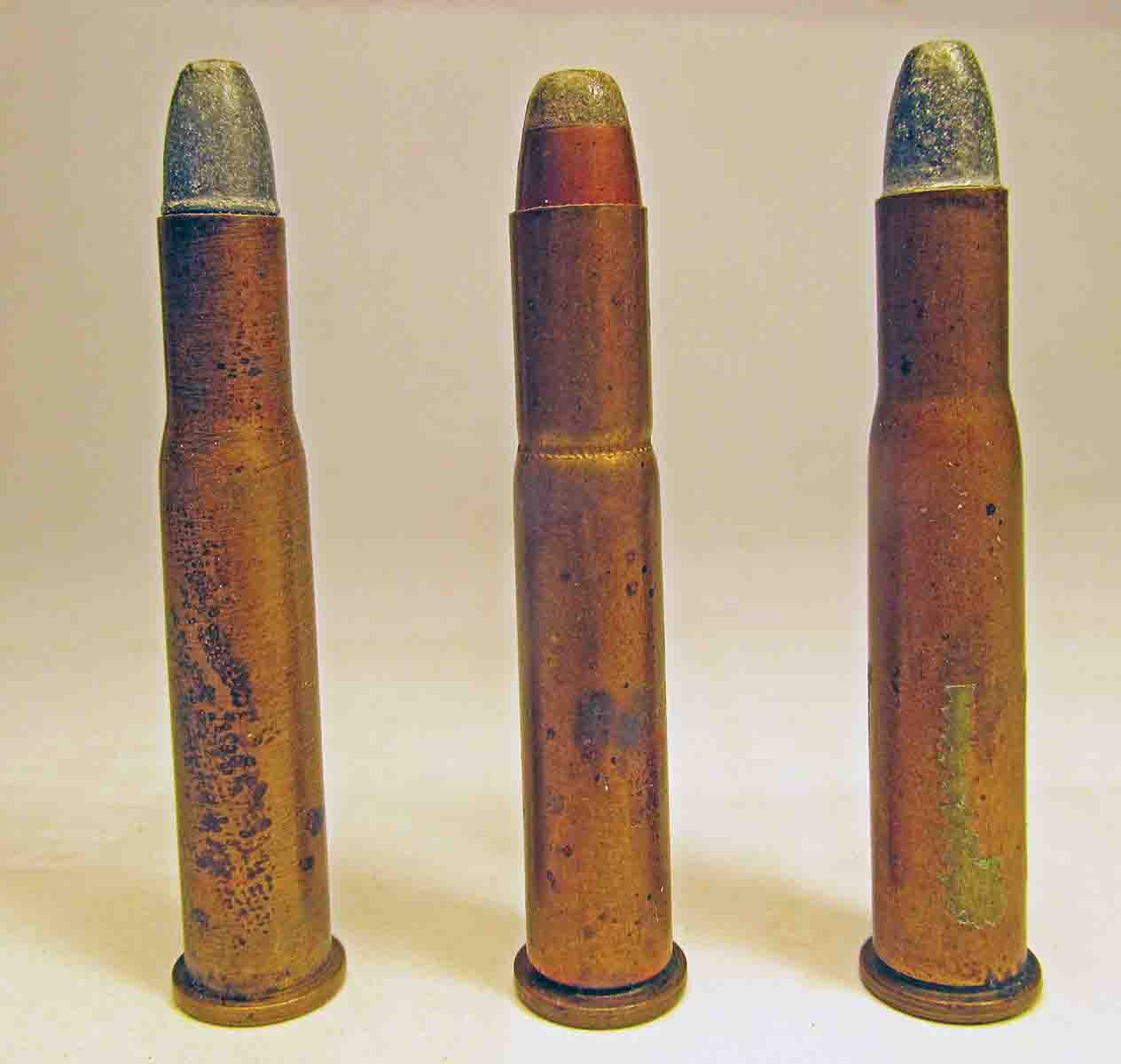 Two original Harwood Hornet cases flanking a .25-20 Single Shot cartridge.